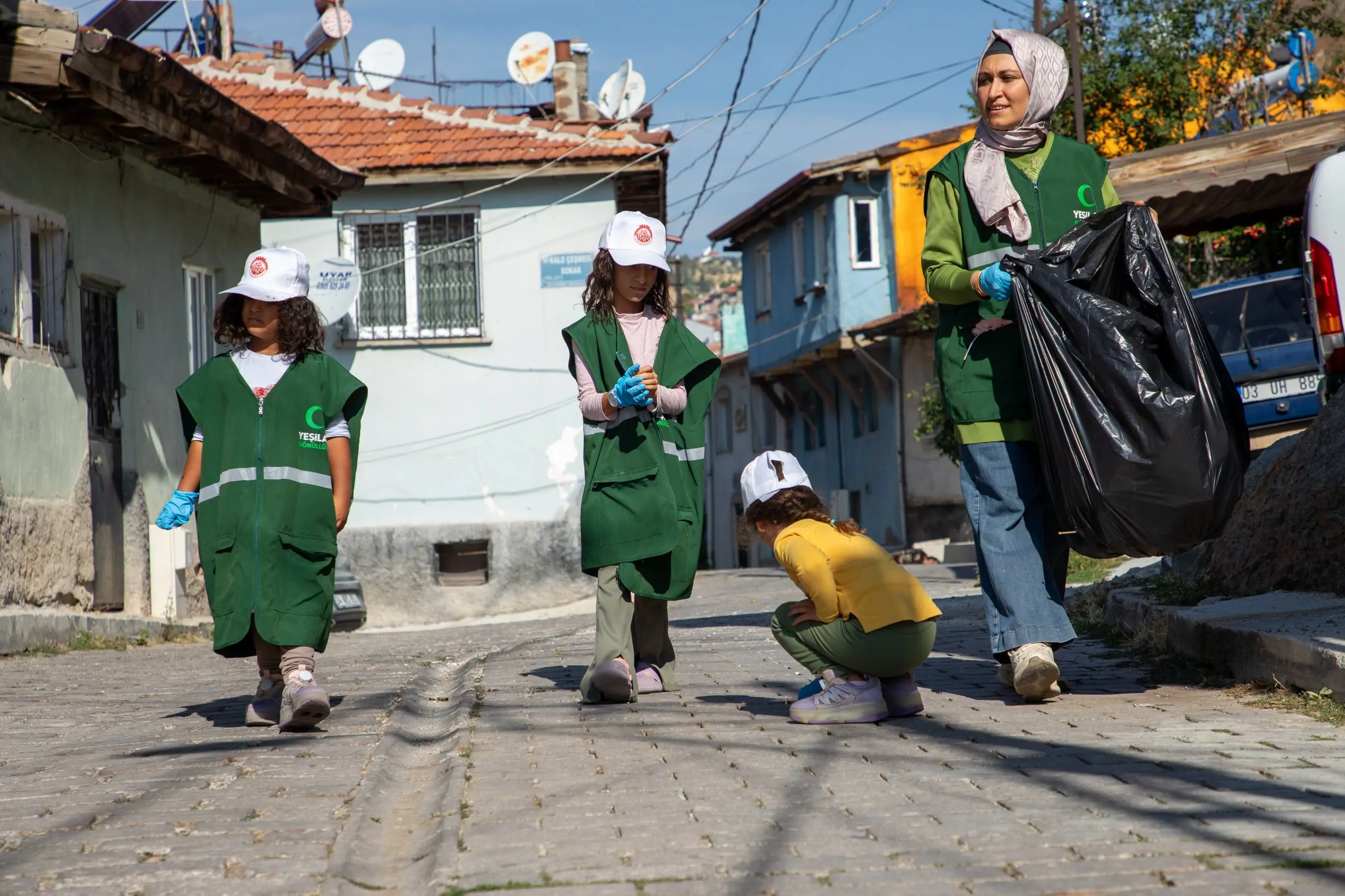 bir veya daha fazla kişi ve sokak görseli olabilir