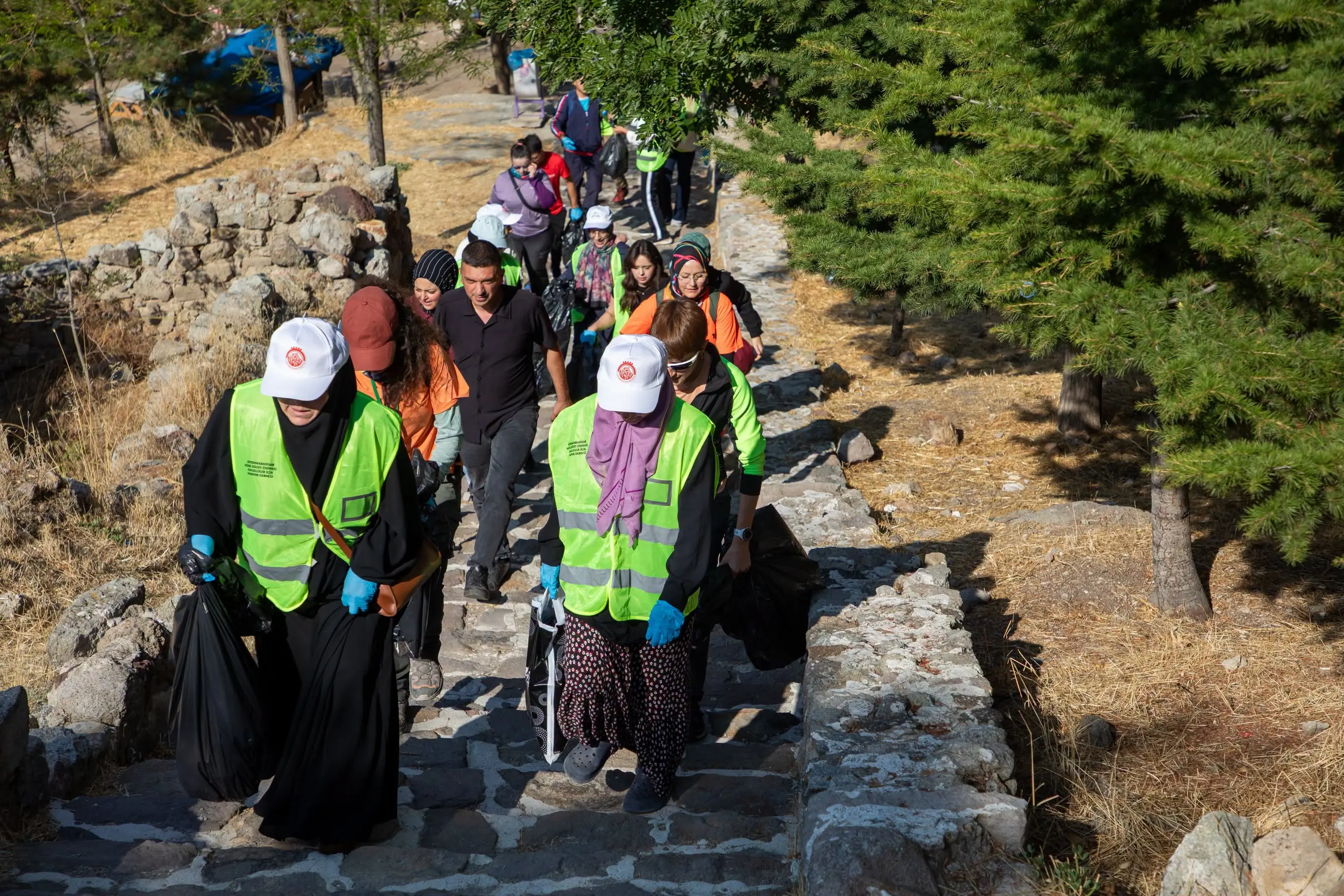 bir veya daha fazla kişi ve yazı görseli olabilir