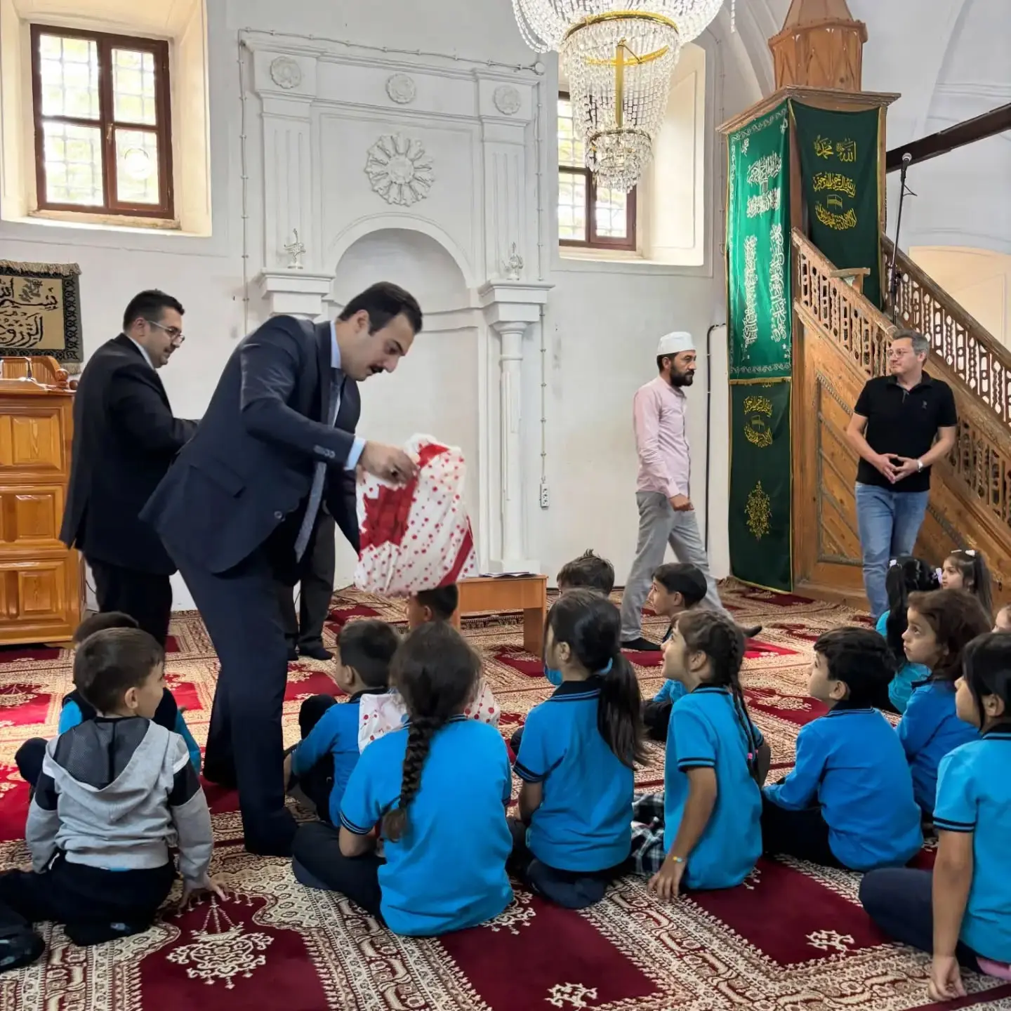 bir veya daha fazla kişi görseli olabilir