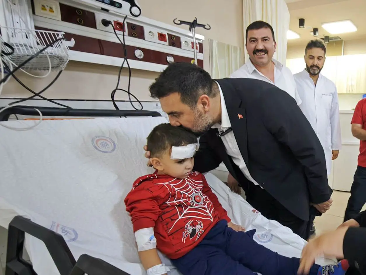 bir veya daha fazla kişi, hastane ve yazı görseli olabilir