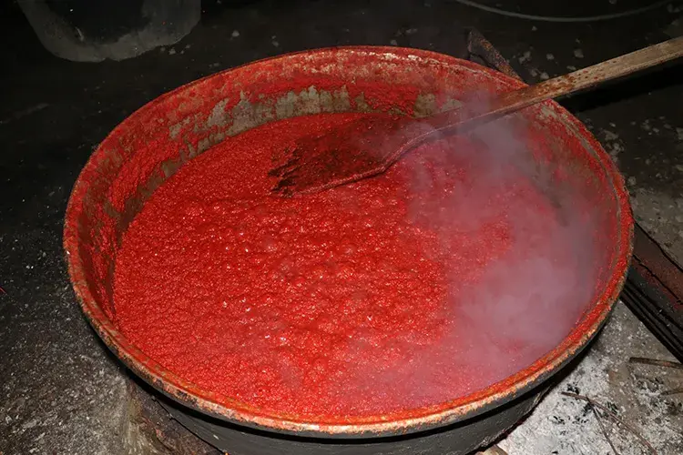 İçine bir kaşık koymak yeterli! Kışlık domates hazırlarken sakın bu hatayı yapmayın!