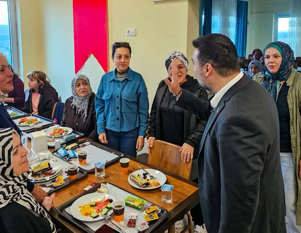 bir veya daha fazla kişi ve masa görseli olabilir