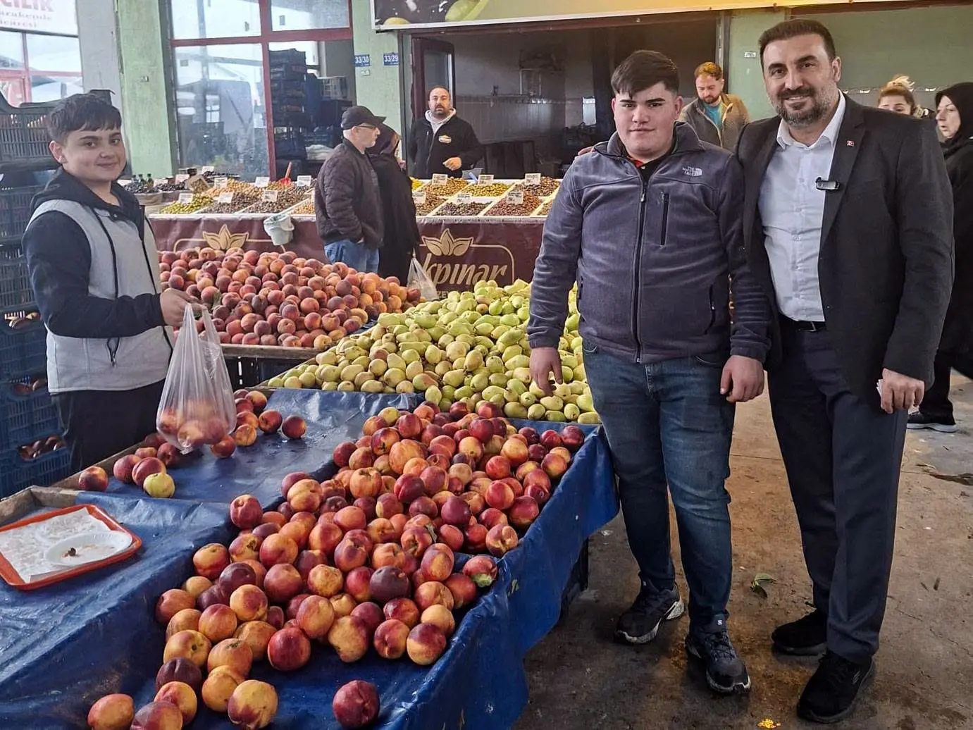 bir veya daha fazla kişi ve meyve görseli olabilir