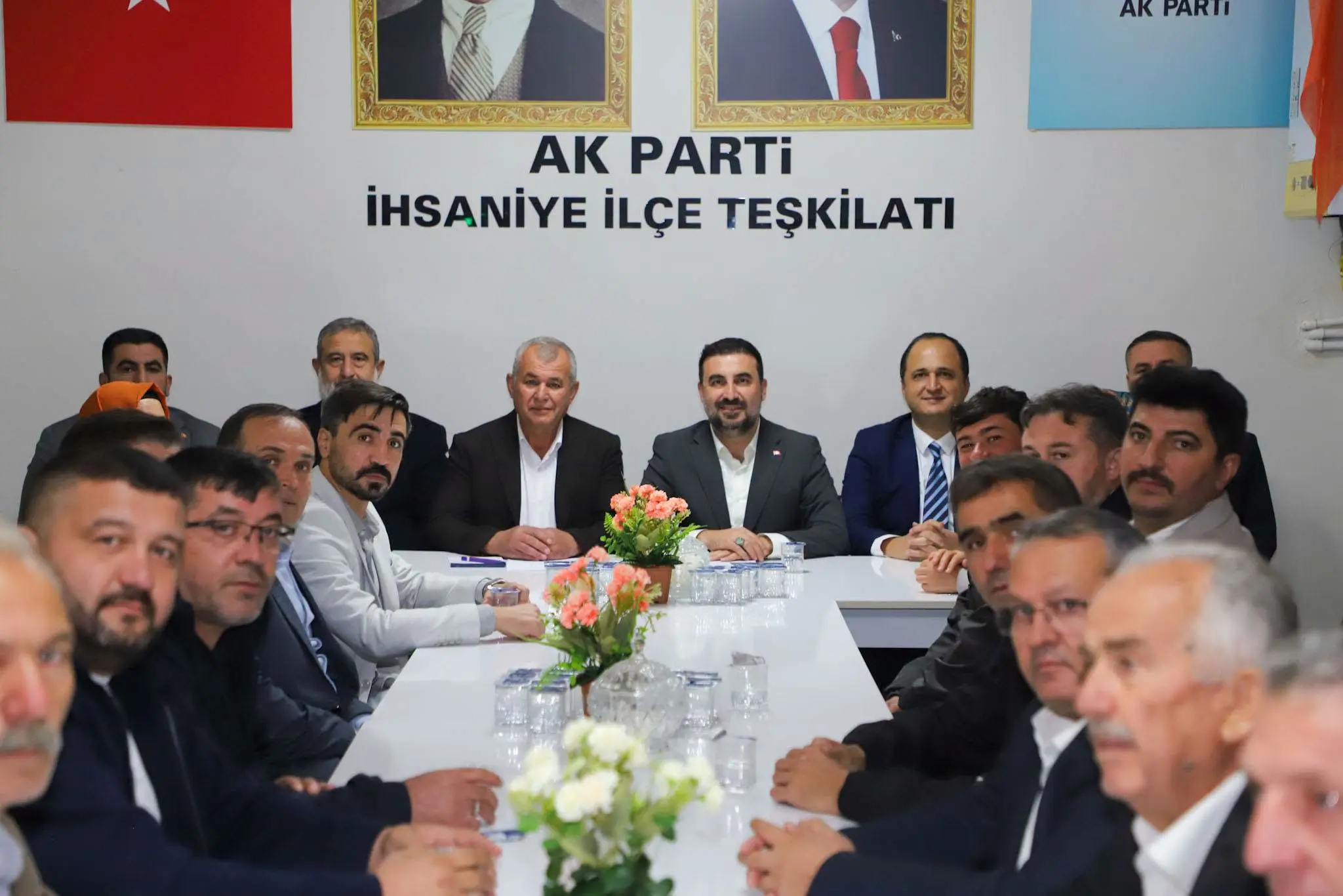 bir veya daha fazla kişi ve yazı görseli olabilir