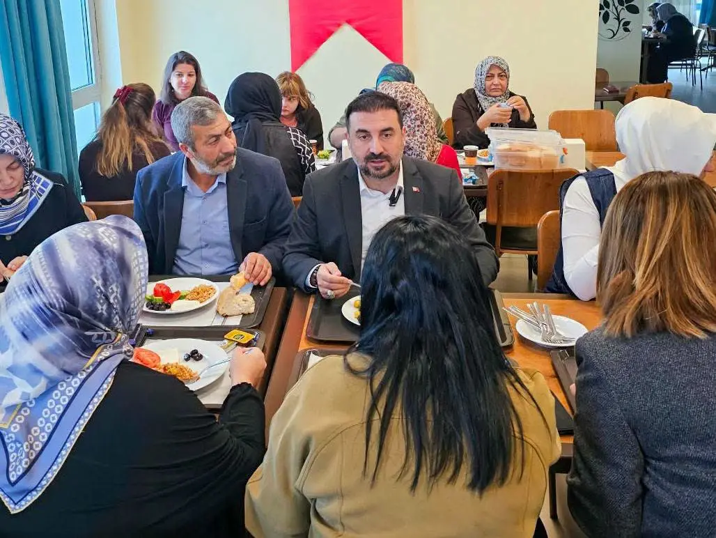bir veya daha fazla kişi ve ders çalışan insanlar görseli olabilir